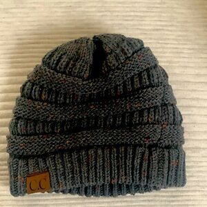 Beanie/cap gray with orange specks by CC